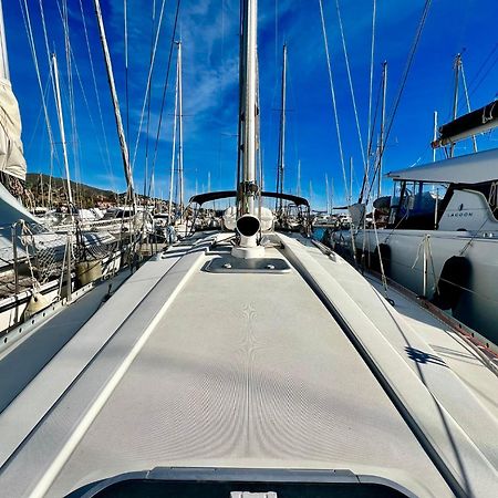 Magnific Sailboat Next To The Beach Bcn Badalona Extérieur photo